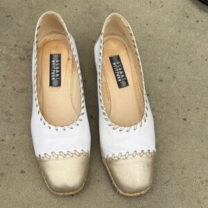 STUART WEITZMAN WHITE & GOLD LOAFERS ESPADRILLES FLATS SIZE 10 SPAIN